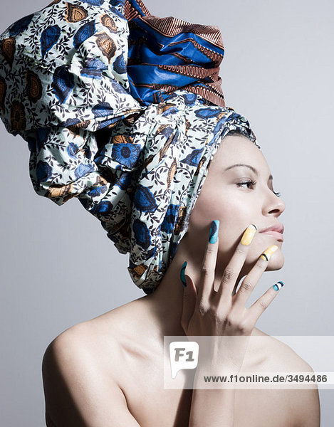 Junge Frau mit Kopfband und Kunstnägeln