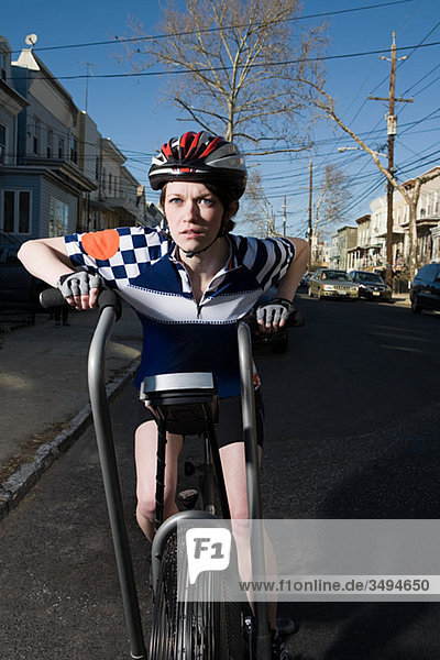 Junge Frau auf Übungs-Fahrrad