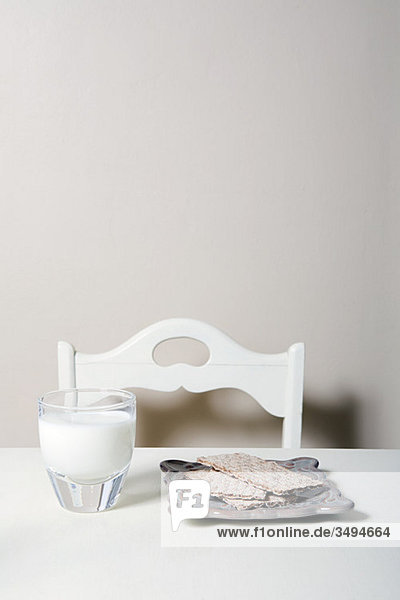 Pikante Cracker und Glas Milch