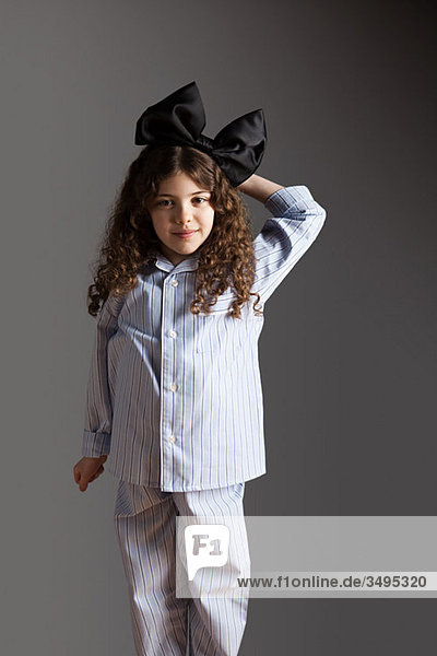 Junges Mädchen gekleidet in Pyjamas mit black Hair bow