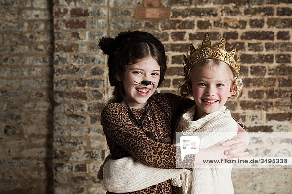 Junge Mädchen verkleidet als Cat und Königin