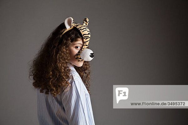 Junges Mädchen mit Tiger-Maske