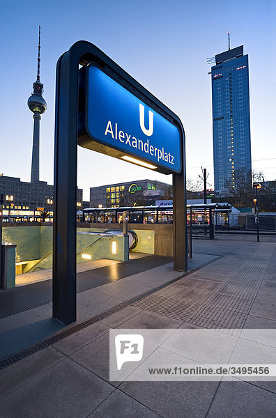 U-Bahn Schild  Alexanderplatz  Berlin  Deutschland  Flachwinkelansicht
