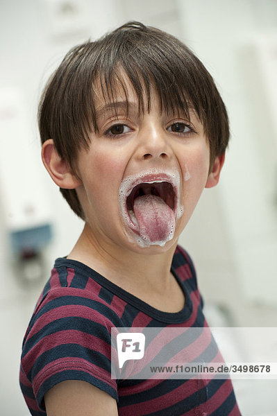 Junge streckt seine Zunge heraus  Porträt