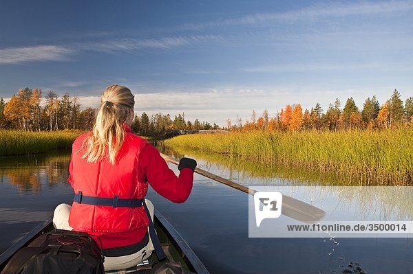 Lappland  Finnland  Kanu auf See Yllasjarvi im Herbst