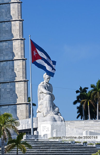 Kubanische Flagge und Statue von Jose Marti Havanna Kuba