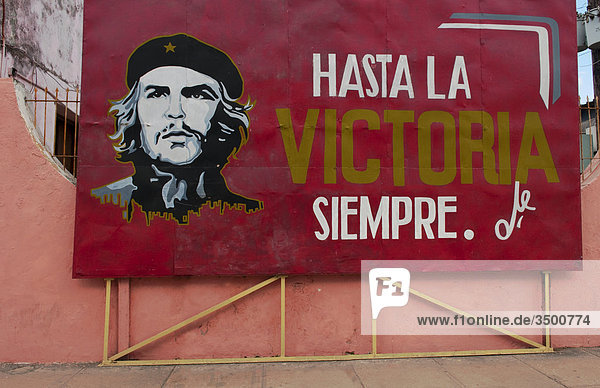 Rote Tafel zeigt Che Guevara Cardenas Kuba