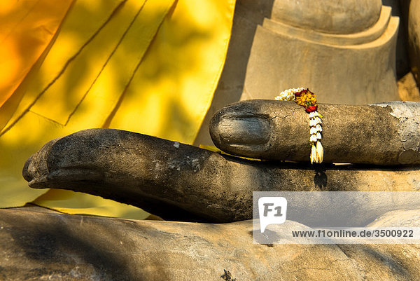 Sitzende Buddhastatue  Wat Yai Chai Mongkhon  Ayuthaya  Thailand  close-up