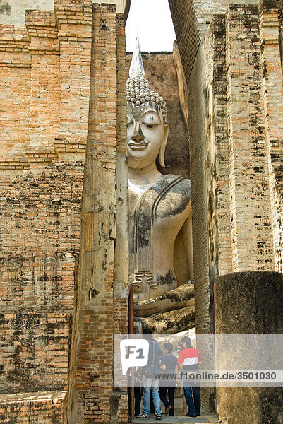 Tempel und Buddhastatue in Wat Si Chum  Thailand