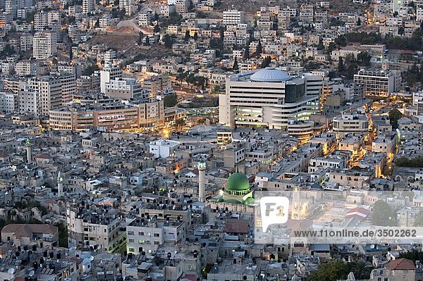 Israel  Westjordanland  Nablus  Stadtansicht in der Dämmerung  die ein Nazir-Moschee