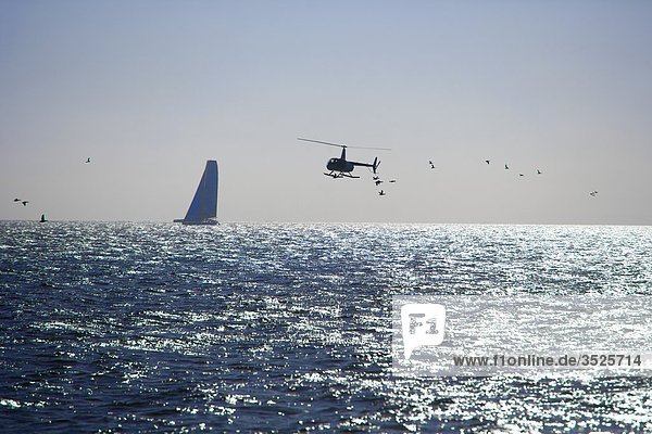 Schiff  Segeln und Hubschrauber fliegen über Meer