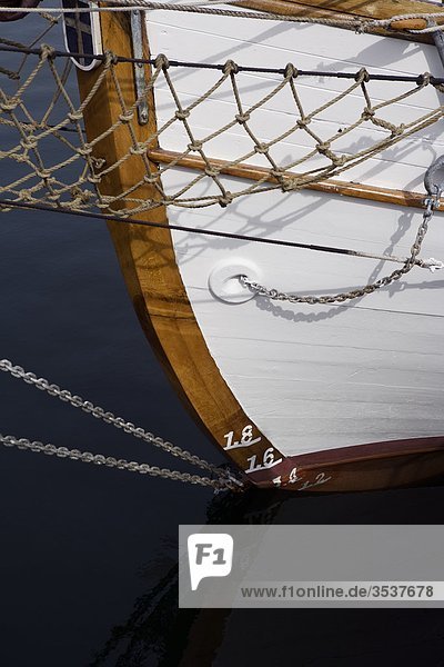 Der Stamm von einem alten Boot Schweden