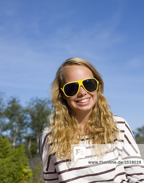 Teenager mit Sonnenbrille