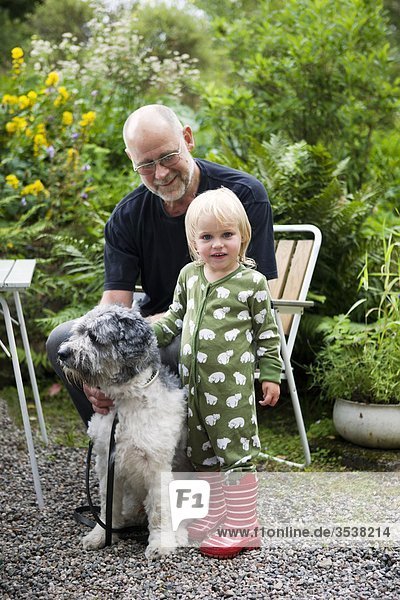 älterer Mann and Mädchen mit Hund