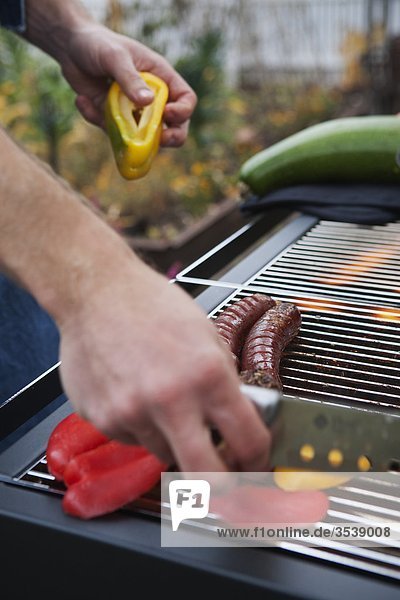 Würstchen immer auf Barbecue-Grill zubereitet