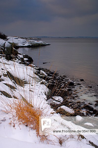 Skandinavien  Schweden  Vastkusten  Blick auf das Meer im winter