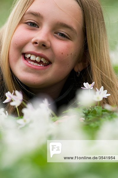 Skandinavien  Schweden  Smaland  Mädchen mit weiße Anemonen im Vordergrund  Lächeln  portrait