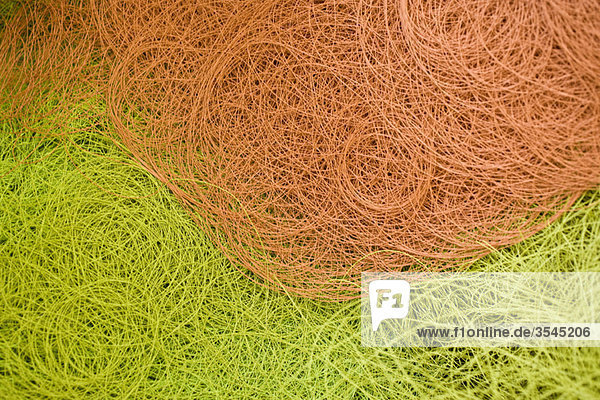 Recycelbare Textil-Verbundfertigung im Werk  beschichteter Faden im Mülleimer