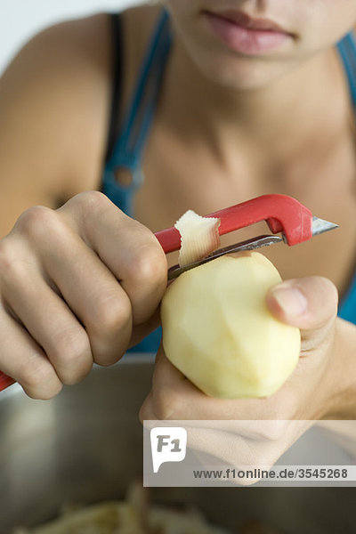 Peeling potato