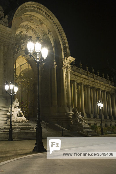 Frankreich  Paris  Der Louvre bei Nacht