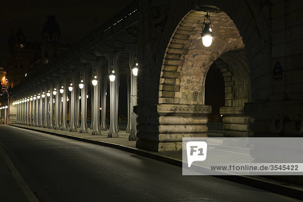 Frankreich  Paris  Pont Bir Hakeim Brücke bei Nacht