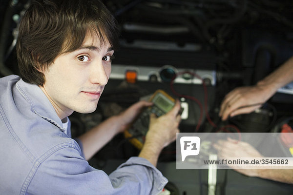 Mechaniker bei der Reparatur von Automotoren