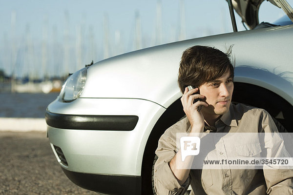 Mann mit Autoproblemen  Telefonieren mit dem Handy