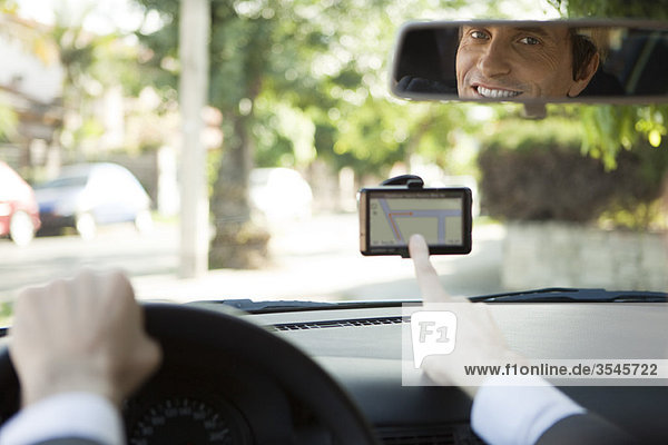 Fahrer nutzt GPS als Navigationshilfe