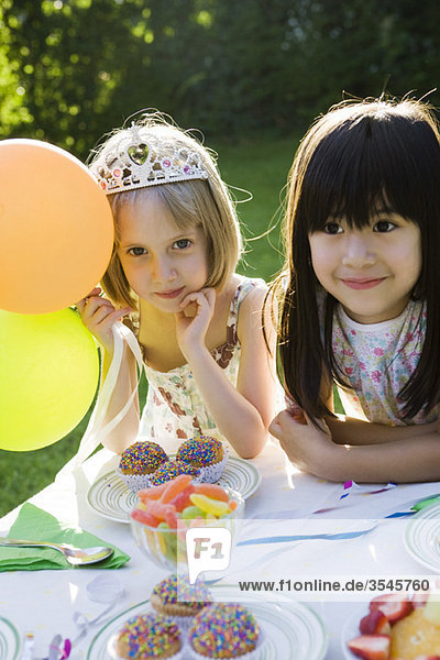 Mädchen bewundern Süßigkeiten Tisch bei Outdoor-Party