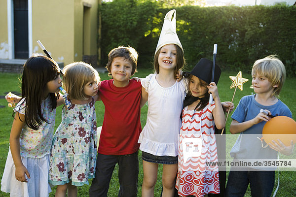 Kinder zusammen zum Feiern  Gruppenfoto