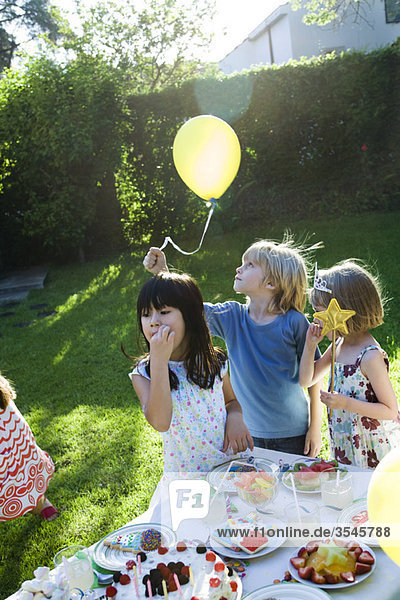 Kinder bei der Geburtstagsfeier im Freien