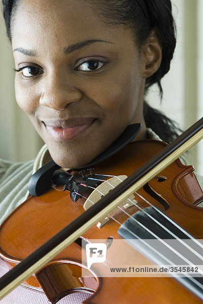 Junge Frau spielt Geige  Porträt