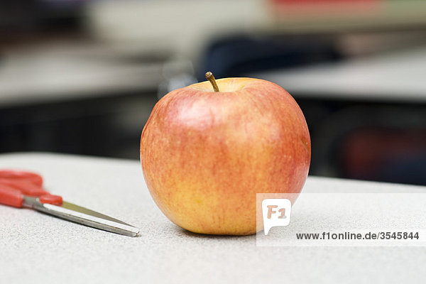 Apfel auf dem Schulpult