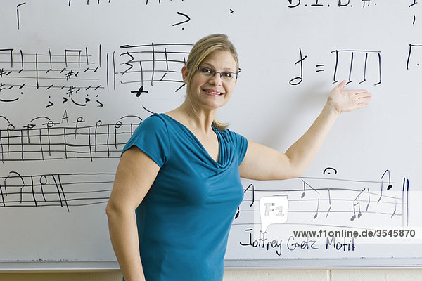 Frau unterrichtet Musiktheorieunterricht
