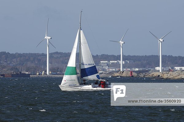 Skandinavien  Schweden  Göteborg  Segelboot mit Windmühle im Hintergrund