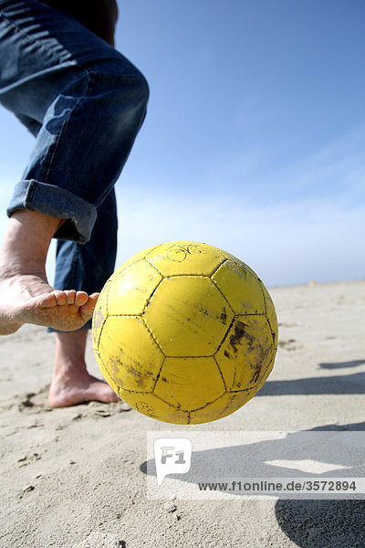 Mann mit Fußball am Strand  Schleswig-Holstein  Deutschland  Europa