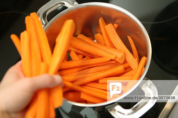 Karotten kochen im Topf