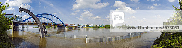 Überflutete Oder mit historischem Hafenkran und Stadtbrücke zwischen Frankfurt an der Oder  Deutschland und Slubice  Polen