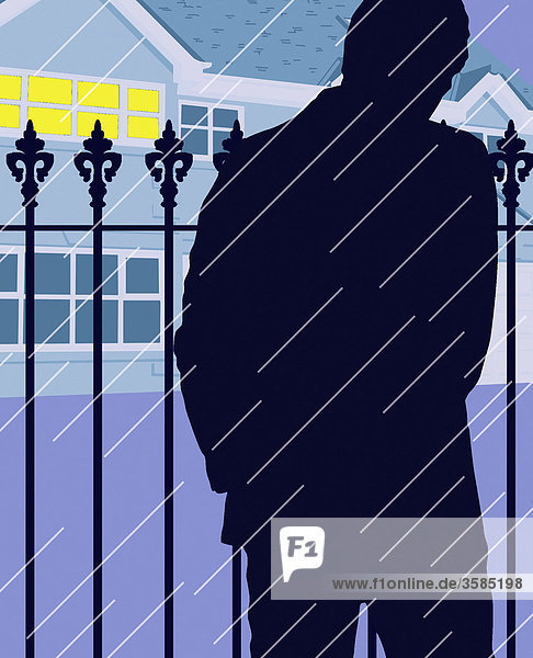 Mann steht im Regen vor dem Tor eines Hauses