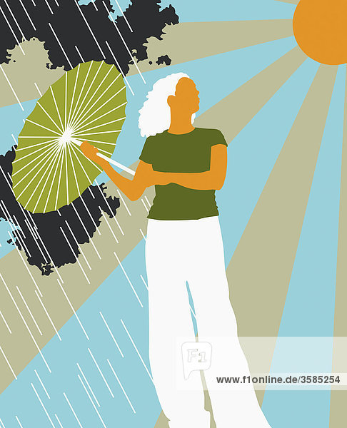 Frau mit Schirm schaut auf die Sonne