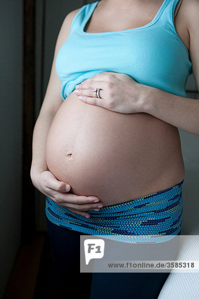 Frau mit Schwangerschaftsstoss
