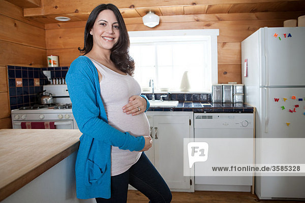 Schwangere in der Küche
