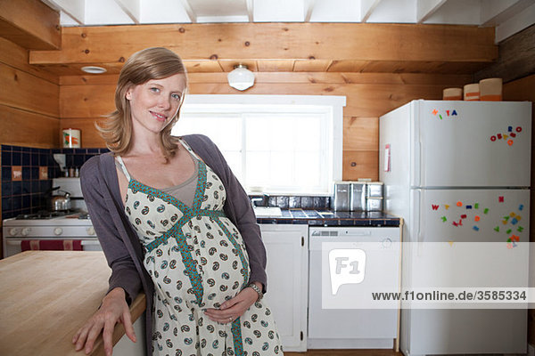 Schwangere Frau in Küche
