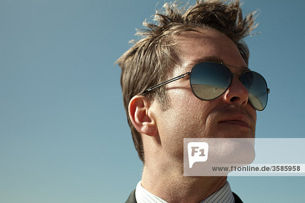 Geschäftsmann mit Wüste im Spiegel der Sonnenbrille