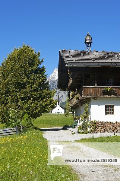 Bauernhof und Kirche  Pertisau  Tirol  Österreich  Europa