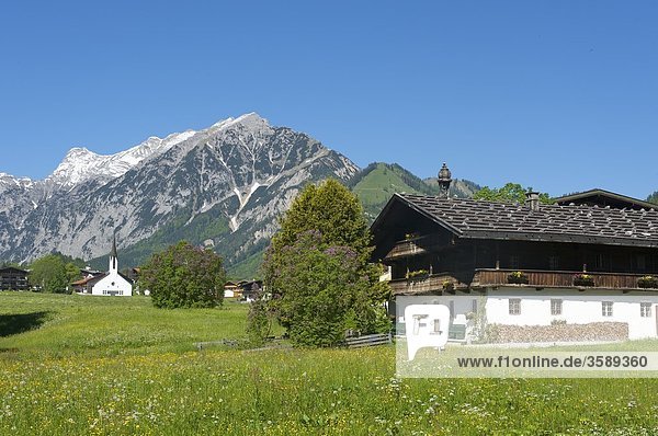 Bauernhof und Kirche  Pertisau  Tirol  Österreich  Europa