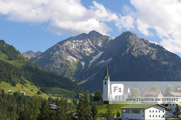 Hirschegg mit Elferkopf und Zwölferkopf  Vorarlberg  Österreich  Europa