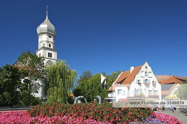 Pfarrkirche und Schloss  Wasserburg am Bodensee  Schwaben  Deutschland  Europa