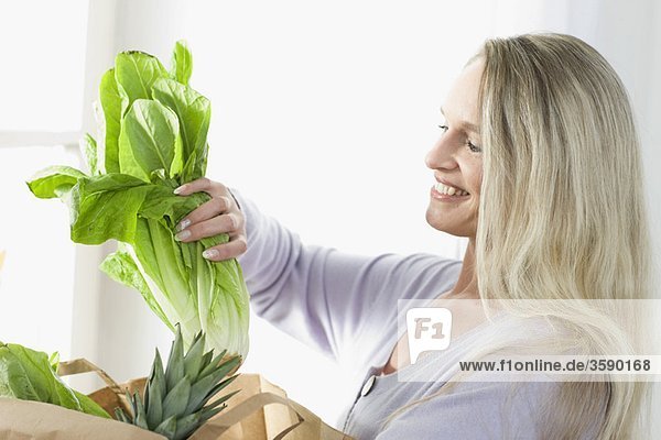 Frau macht Salat