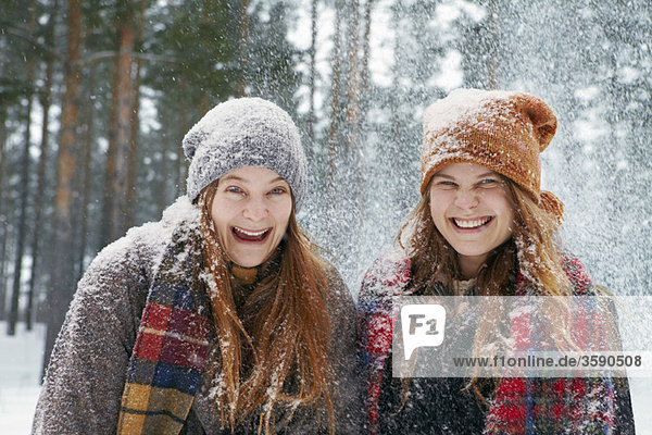 Junge Frauen draußen bei starkem Schneefall
